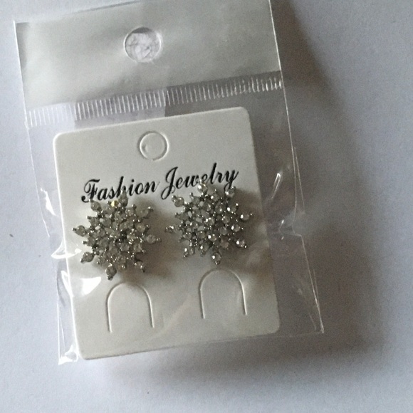 ❄️❄️ Sparkly Snowflakes Earrings ❄️❄️ - Picture 4 of 7